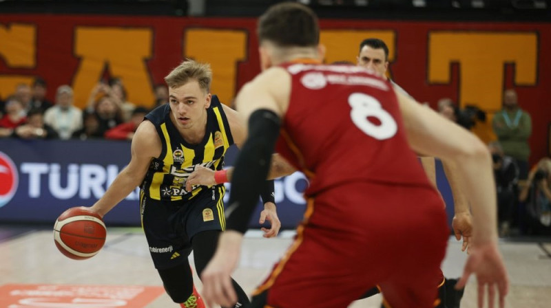 Artūrs Žagars ar bumbu. Foto: https://www.fenerbahce.org