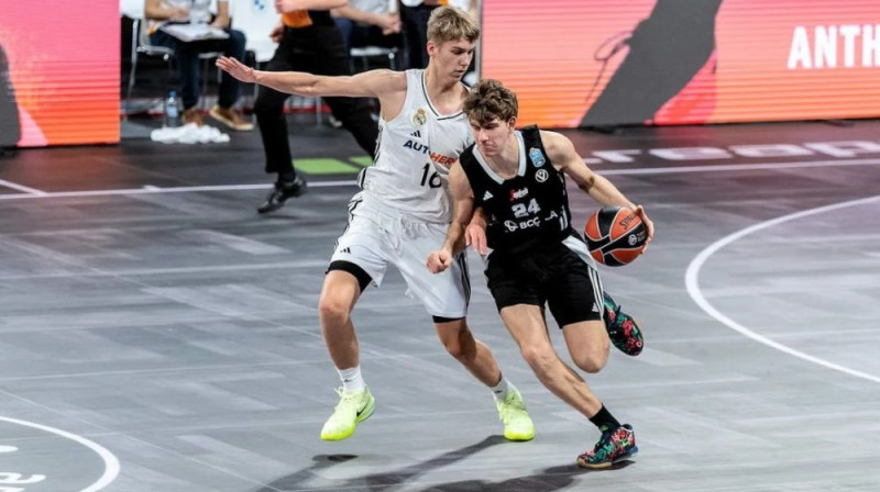 Gunārs Grīnvalds aizsardzībā Foto: euroleaguebasketball.net