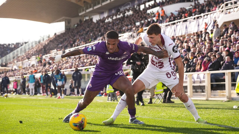 "Torino" pussargs Gvids Gineitis cīņā pret Florences "Fiorentina" pussargu Maiklu Folorunšo.
Foto: Massimo Paolone/Zumapress.com/Scanpix