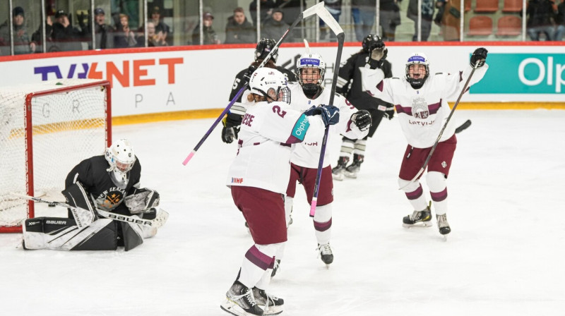 Latvijas U18 valstsvienības hokejistes pēc vārtu guvuma spēlē pret Jaunzēlandi. Foto: Guntis Lazdāns/LHF