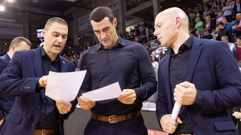No kreisās: Marko Stankovičs, Roels Mors un Lionels Bosko. Foto: Telekom Baskets Bonn