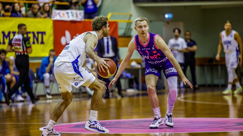 Toms Skuja aizsardzībā pret Mailzu Rezniku. Foto: Andris Grīnbergs/Rīgas Zeļļi