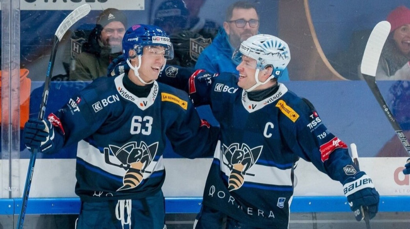 Toms Andersons (kapteinis) ar komandas biedru Klifu Pu. Foto: HCC La Chaux-de-Fonds