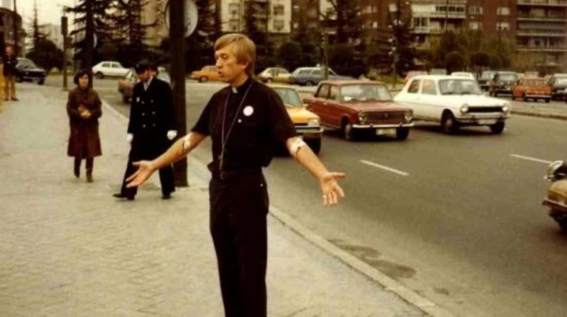 Māra Ķirsona akcija pret PSRS okupāciju 1980. gada 11. novembrī pie Madrides Konferenču pils.Foto: Latvijas vēstniecība Spānijā