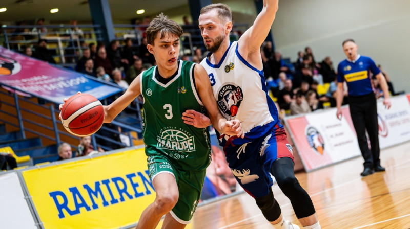 Artūrs Kivlenieks uzbrukumā pret Kristapu Pļavnieku. Foto: Raimonds Subatovičs