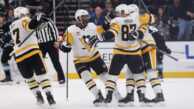 Pitsburgas "Penguins" hokejisti sveic Sidniju Krosbiju ar uzvaras vārtu guvumu Soltleiksitijā.
Foto: Rob Gray/USA Today Sports/Scanpix