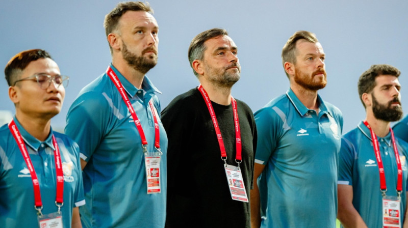 Jurģis Kalns (vidū) ar saviem palīgiem Entoniju Makmalenu un Renāru Rodi. Foto: Visakha FC