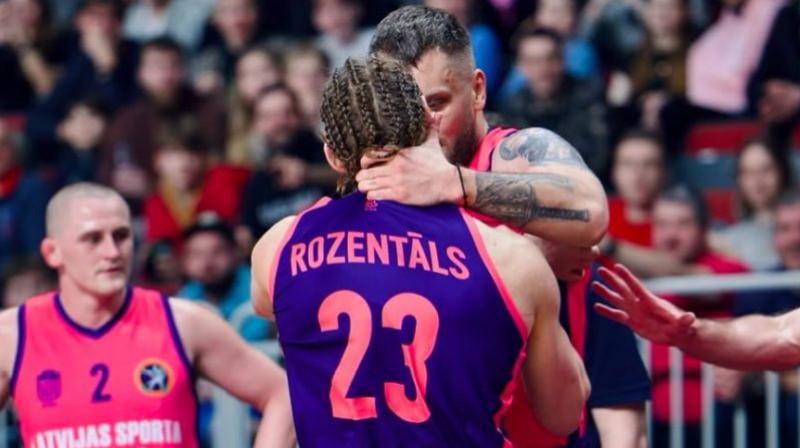 Francis Rozentāls un Kristaps Zutis iesaistās asumos faitbola mačā. Foto: Ieva Strēlniece/Rīgas Zeļļi