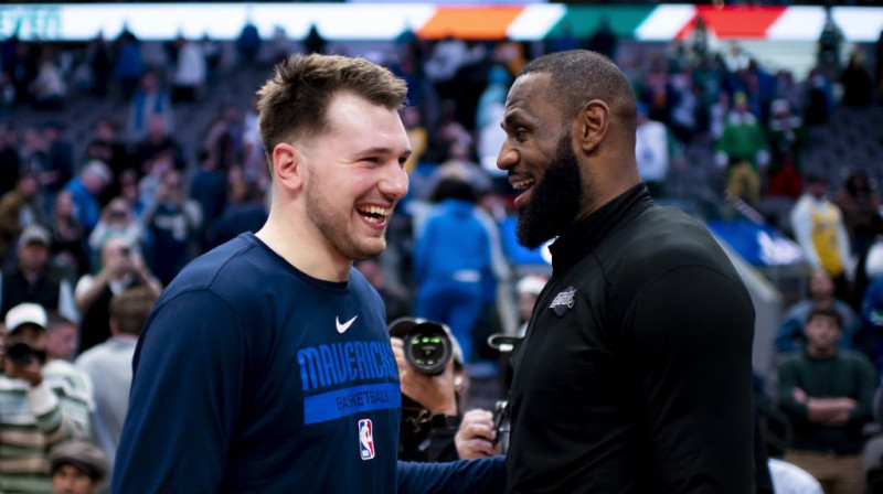 Luka Dončičs un Lebrons Džeimss. Foto. AP. Scanpix
