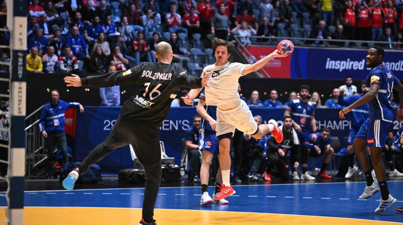 Mirklis pirms Šarla Bolzingera veiktā atvairījuma spēles pēdējā sekundē. Foto: Jonathan Näckstrand/AFP/Scanpix