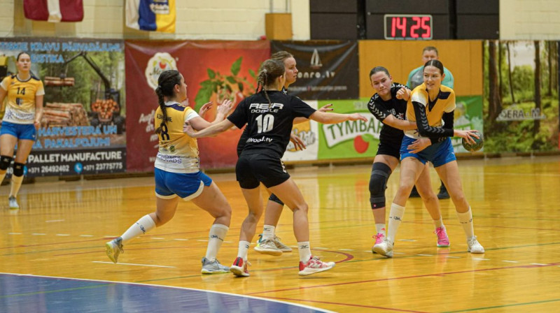 Moments no mača starp komandām "REIR/Dobele SS" un "SK Latgols" (Ludza). Foto: Latvijas Handbola federācija.