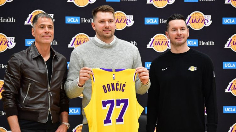 Robs Pelinka, Luka Dončičs un Džeidžejs Rediks. Foto: USA Today Sports/Scanpix