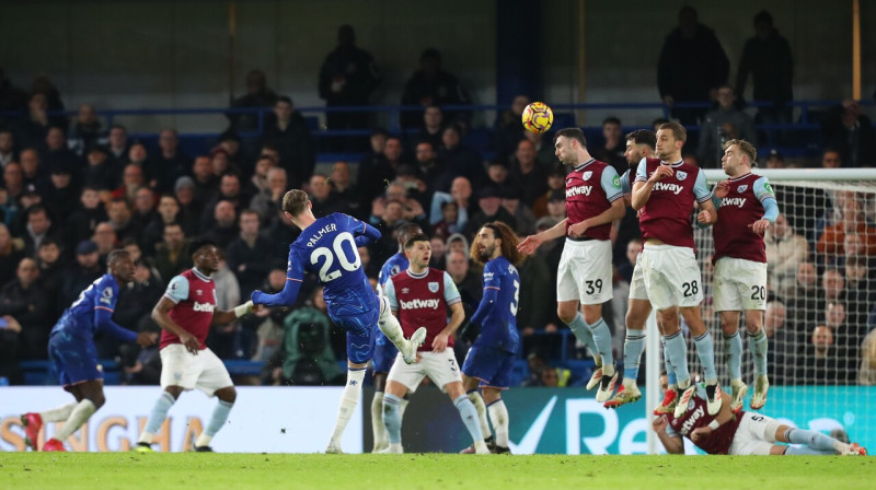 Koula Pālmera tiešā brīvsitiena mirklis. Foto: Katie Chan/Zumapress.com/Scanpix