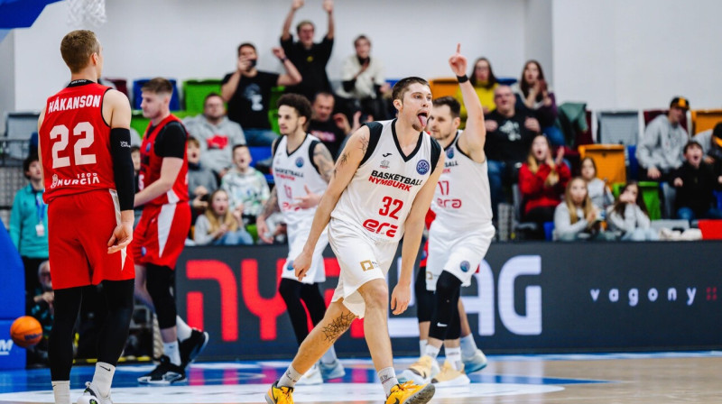 Nimburkas komandas basketbolists Džeitī Šameits pēc gūta groza. Foto: FIBA
