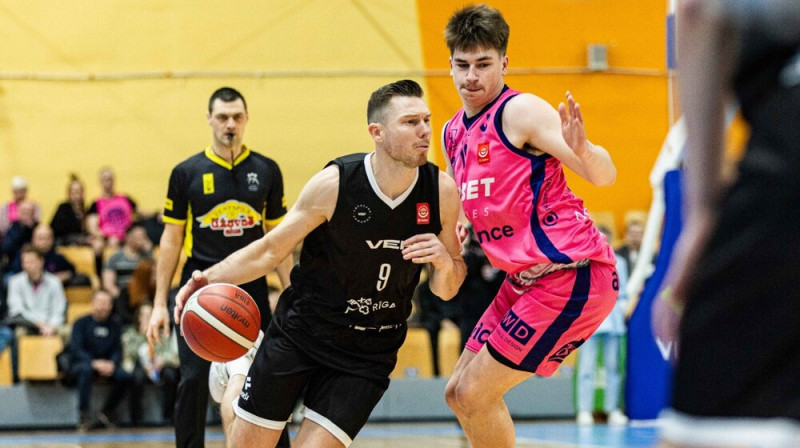 Dairis Bertāns pret Rolandu Šulcu. Foto: Mārtiņš Goldbergs/VEF Rīga