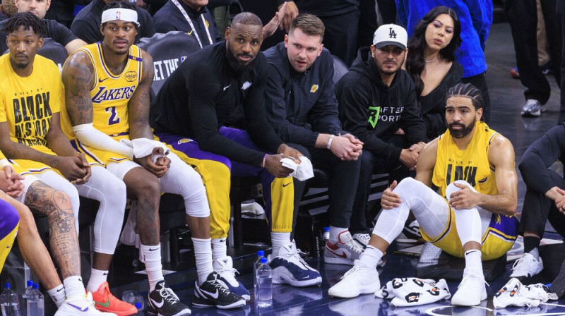Luka Dončičs un Lebrons Džeimss uz "Lakers" soliņa. Foto: ZUMAPRESS/Scanpix
