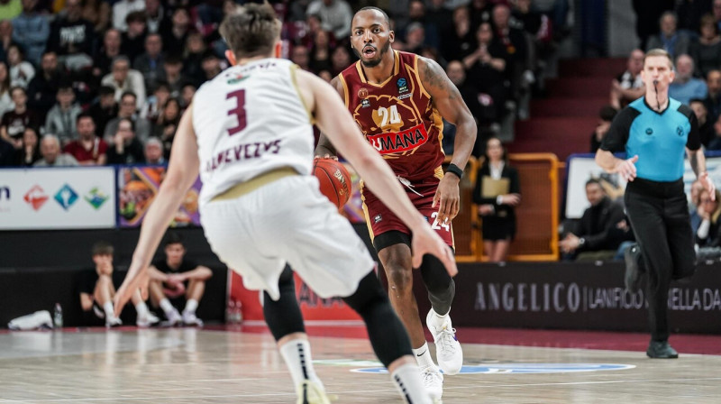 Venēcijas "Reyer" basketbolists Karls Vetls ar bumbu. Foto: Reyer Venezia