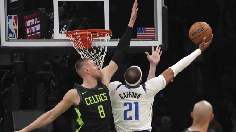 Kristaps Porziņģis cenšas nobloķēt Danielu Gefordu. Foto. AP. Scanpix