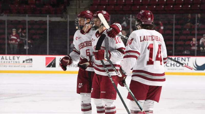 Dans Ločmelis (Nr. 10) ar komandas biedriem. Foto: UMass Hockey