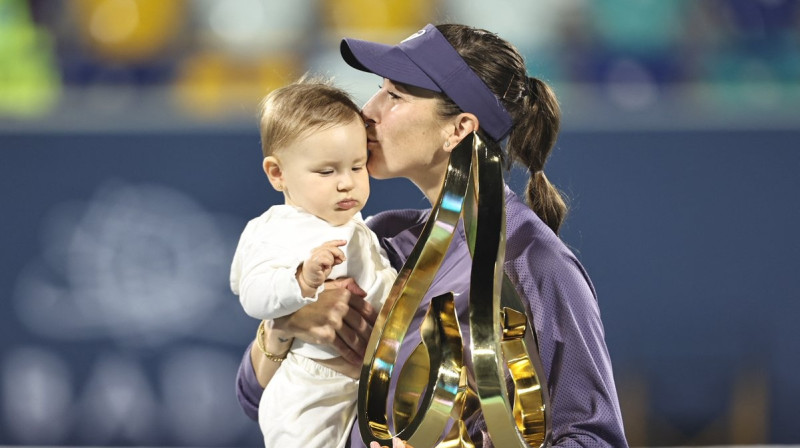 Abū Dabī čempione Belinda Benčiča ar atvasi un trofeju. Foto: WTA
