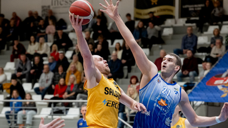 Viktors Iļjins (#27) aizsardzībā pret Kasparu Baumani. Foto: Jānis Riņķis