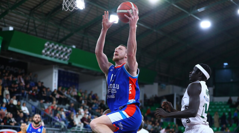 Rolands Šmits spēlē pret Stambulas "Darüşşafaka". Foto: Anadolu Efes SK