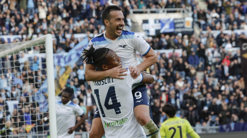 Pedro un Tidžani Noslins pēc Romas "Lazio" ceturtā vārtu guvuma. Foto: Giuseppe Lami/EPA/Scanpix