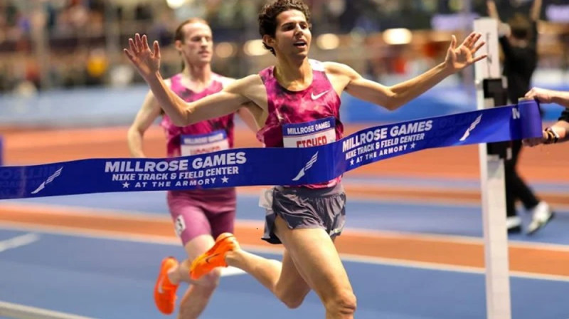 Fišers pārspēj Hokeru un sasniedz pasaules rekordu telpās 3000m. Foto: Watchathletics.