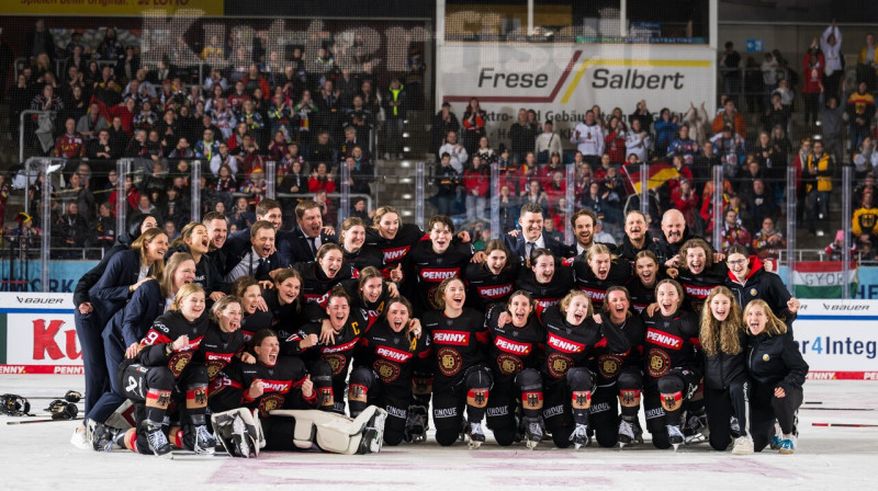 Vācijas valstsvienības hokejistes pēc 2026. gada olimpiskā turnīra sasniegšanas. Foto: City-Press GmbH Bildagentur