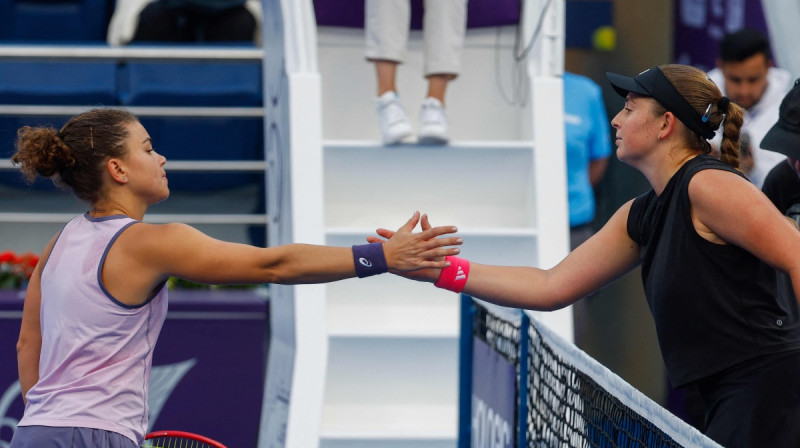 Džasmīna Paolīni un Aļona Ostapenko. Foto: AFP/Scanpix