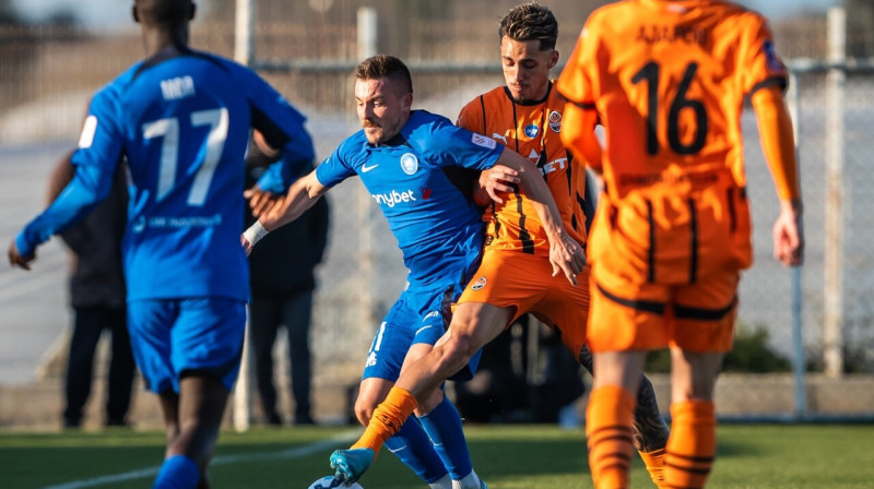 Roberts Savaļnieks cīņā pret Doneckas "Shakhtar". Foto: FC RFS