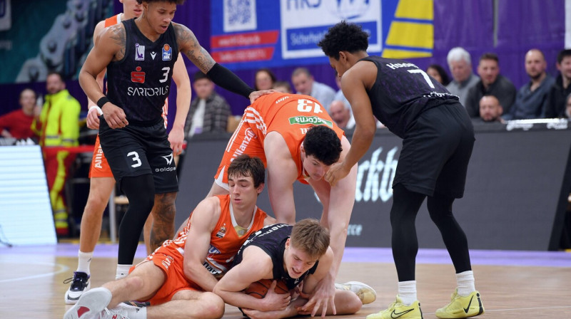 Jānis Jīnemanis cīņā par bumbu pret Ulmas "Ratiopharm" basketbolistiem. Foto: Roland Sippel/Eibner-Pressefoto/Imago Images/Scanpix