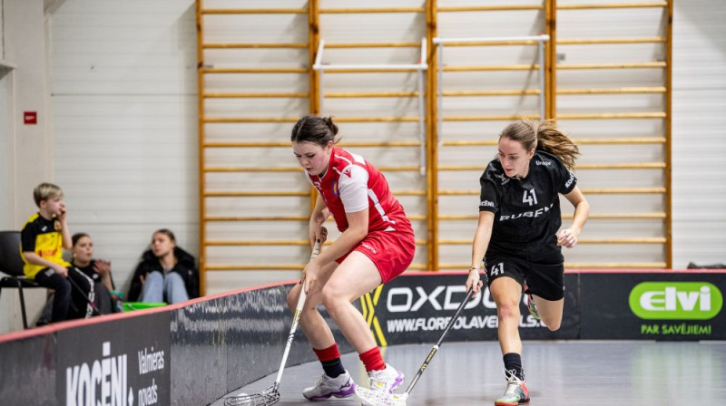 Simona Grāpēna (no labās) spēlē pret FK "Ķekava" pārsniedza 300 gūto punktu robežu virslīgā, foto: Jānis Lārmanis, Floorball.lv