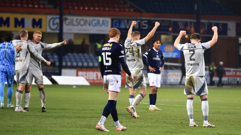 Aberdīnas futbolisti, tostarp Kristers Tobers (Nr. 24) pēc panākuma pār Dandī komandu. Foto: David Young/Zumapress.com/Scanpix