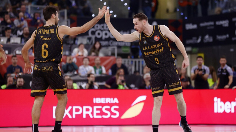 Tenerifes "Canarias" basketbolisti Bruno Fitipaldo un Marselinju Uertass. Foto: CB Canarias Tenerife
