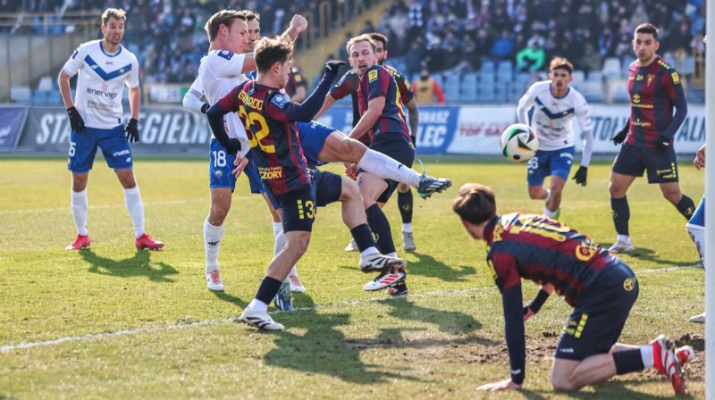 Mirklis no Melecas "Stal" uzbrukuma spēlē pret Ščecinas "Pogoń". Foto: FKS Stal Mielec