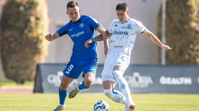 Jānis Ikaunieks cīņā pret Kijivas "Dynamo" aizsargu Denisu Popovu. Foto: FC RFS