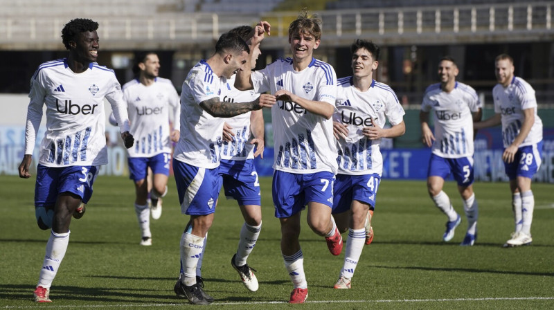 Nikolass Pass (Nr. 79) un Komo futbolisti pēc vārtu guvuma Florencē. Foto: Marco Bucco/LaPresse/AP/Scanpix