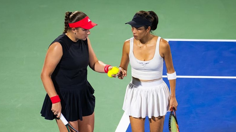 Aļona Ostapenko un Suvei Sei. Foto: Jimmie48 / WTA