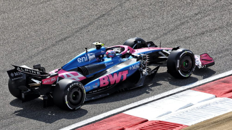 Pjērs Gaslī ar jauno "Alpine" formulu. Foto: f1.com