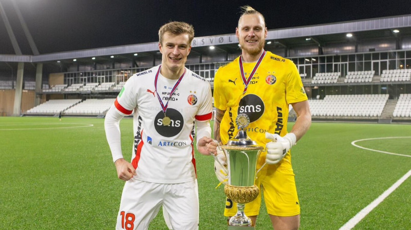 Klāvs Kramēns un Reinis Reinholds ar Fēru salu Superkausu. Foto: RSmedia/Havnar Bóltfelag