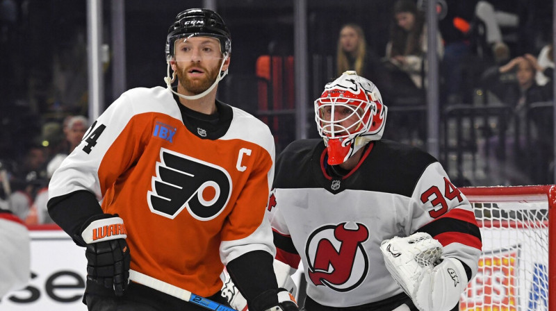 Filadelfijas "Flyers" uzbrucējs Šons Kuturjē un Ņūdžersijas "Devils" vārtsargs Džeiks Alens. Foto: Eric Hartline/Imagn Images/Scanpix