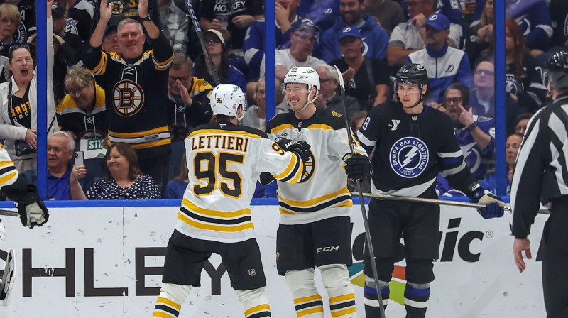 Bostonas "Bruins" uzbrucējs Kouls Kepke pēc vārtu guvuma Tampabejā. Foto: Mike Carlson/AFP/Scanpix