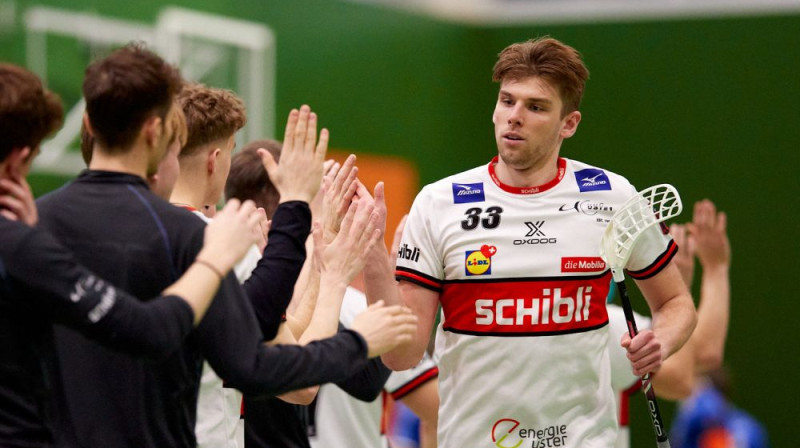 Daniels Jānis Anis saņem apsveikumus par kārtējiem gūtajiem vārtiem, foto: Zug United