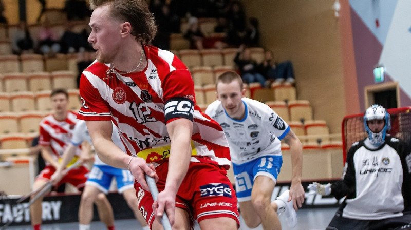 Epizode no "Pixbo IBK" un "FBC Kalmarsund" spēles ar Latvijas izlases vārtsargu Pontus Zariņu fonā, foto: Pixbo Innebandy