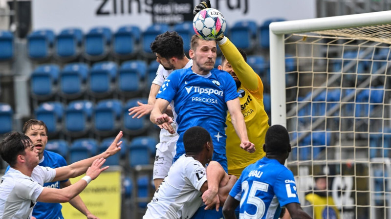 Raimonds Krollis cīņā par bumbu. Foto: Jaroslav Appeltauer/FC Slovan Liberec