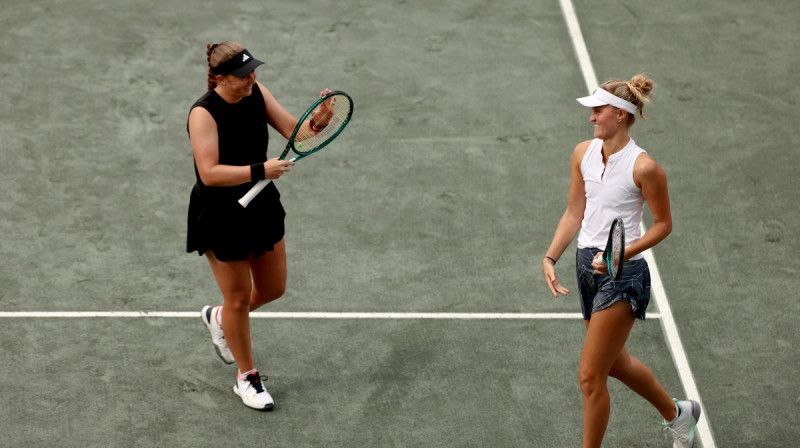 Aļona Ostapenko un Erina Routlifa. Foto: Credit One Charleston Open