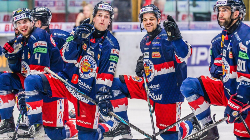 Kristofers Bindulis (Nr. 4) ar komandas biedriem. Foto: HKM Zvolen