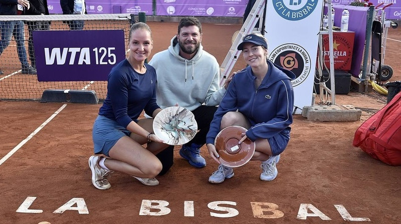 Darja Semeņistaja, treneris, Nina Stojanoviča. Foto: WTA La Bisbal d'Empordà / @darja_sem