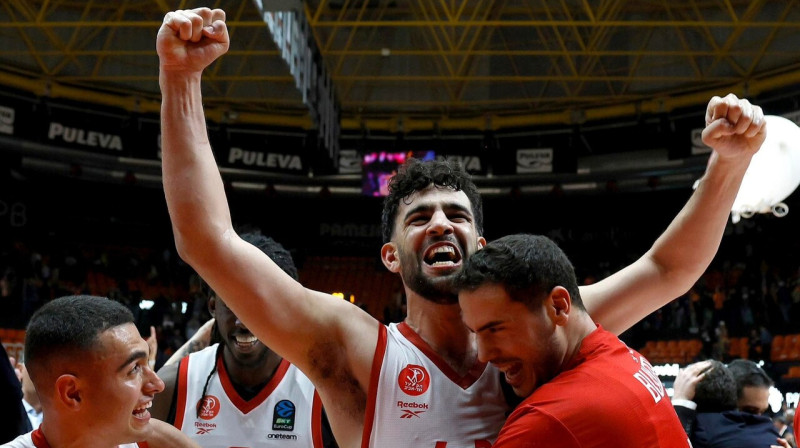 Telavivas "Hapoel" basketbolists Tomers Ginats pēc ULEB Eirokausa fināla sasniegšanas. Foto: ULEB EuroCup